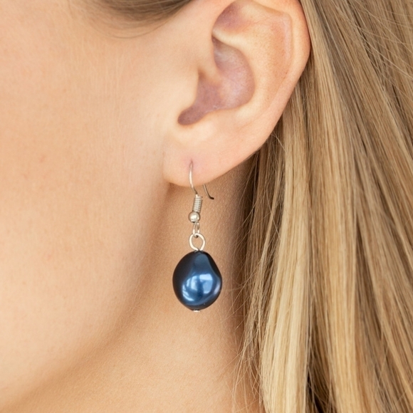 Lead Role Necklace Set - Picture 2 of 3